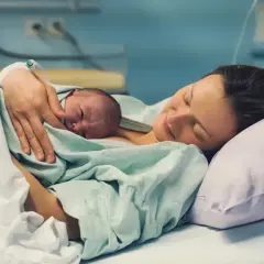 Czy ciepły prysznic przyspiesza poród? Fakty i korzyści dla przyszłych mam