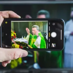 Czy msza online jest ważna? Odkryj, co mówi Kościół o tym.