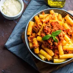 Penne czy rigatoni: odkryj kluczowe różnice i idealne zastosowania