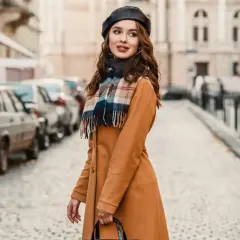 Jak nosić beret damski: 5 stylowych trików na każdą porę roku