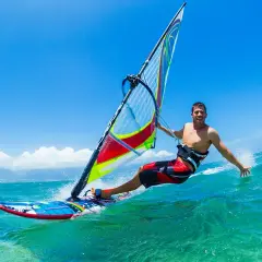 Co to jest windsurfing? Poznaj pasjonujący świat sportów wodnych
