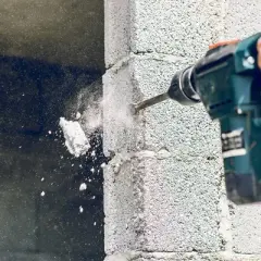 Czym jest udar w wiertarce i jak ułatwia wiercenie w twardych materiałach