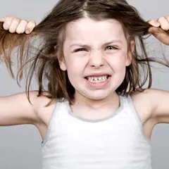 Dlaczego dziecko bije się po głowie? Zrozum przyczyny i emocje
