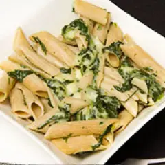Penne ze szpinakiem w sosie śmietanowo serowym – szybki przepis na obiad