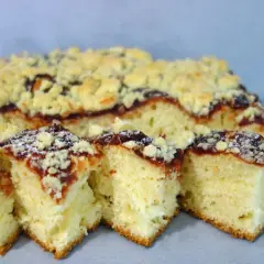 Pyszne ciasto drożdżowe z marmoladą i kruszonką - prosty przepis
