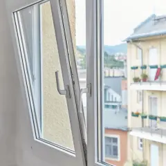 Jak działa mikrowentylacja w oknach? Poznaj jej zalety i wady!