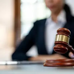 Zniesienie terminu rozprawy – co to oznacza i jakie są przyczyny?