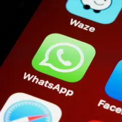 Ikona WhatsApp na ekranie telefonu. Dowiedz się, jak zrobic ankiete na WhatsApp, by zebrać opinie znajomych.