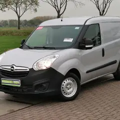 Srebrny Opel Combo 1.3 CDTI na brukowanym podjeździe, gotowy do pracy.