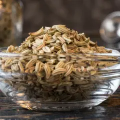 Semillas de hinojo en un cuenco de cristal, listas para una relajante infusión de hinojo por la noche.