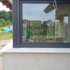 Jaki parapet zewnętrzny pasuje do okien antracytowych? Sprawdź praktyczne porady