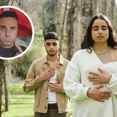 Un hombre y una mujer meditan en un bosque, con las manos en el pecho. Un círculo muestra un hombre con pulmones rojos, sugiriendo el mejor clima para los pulmones.