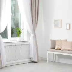 Eleganckie firanki do parapetu, tworzące przytulną atmosferę. Jasne zasłony i biały tiul pięknie komponują się z wnętrzem.