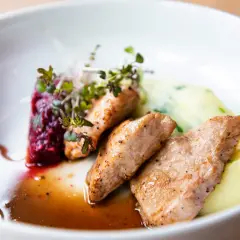 Soczysta polędwica wieprzowa z airfryer, podana z purée ziemniaczanym i buraczkami, udekorowana świeżymi ziołami.