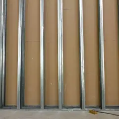 Konstrukcja ścianki działowej z profili CW. Metalowe słupki tworzą szkielet dla przyszłych ścian.