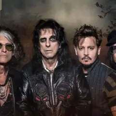 Członkowie Hollywood Vampires: Joe Perry, Alice Cooper, Johnny Depp i Tommy Henriksen pozują do mrocznego portretu.