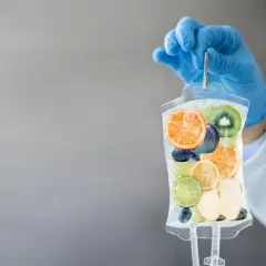 Infusionsbeutel mit Früchten, der an eine Infusion erinnert. Viele positive vitamin c infusion erfahrungen werden damit verbunden.