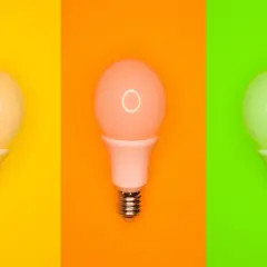 Trzy żarówki LED: żółta, pomarańczowa i zielona, każda na tle w tym samym kolorze. Jaka żarówka rozświetli Twój dzień?