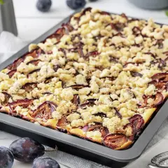 Omas pflaumenkuchen vom blech mit streusel, saftig und goldbraun gebacken, mit frischen Pflaumen und knusprigen Streuseln.