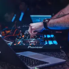 Co robi DJ? Poznaj sekrety pracy DJ-a i jego umiejętności