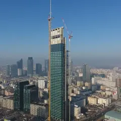 Varso Tower w budowie, z widokiem na warszawską panoramę. Trwają prace nad kolejnymi piętrami tego imponującego wieżowca.
