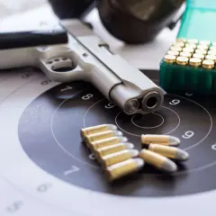 Pistolet, amunicja i tarcza strzelnicza. Tak wygląda przygotowanie do uzyskania pozwolenia na broń.