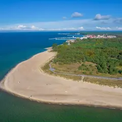 Malowniczy widok na plażę i las na Helu. Idealne miejsce na zwiedzanie portu wojennego i podziwianie krajobrazów.