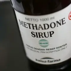 Butelka syropu metadon, lek wydawany na receptę.