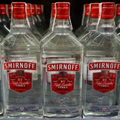 Rzędy butelek Smirnoff. Czy wódka ma datę ważności? Nie, ta wódka jest wieczna, jak jej smak.