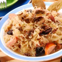 Pyszny bigos z kapusty kiszonej, grzybów i różnych rodzajów mięsa, idealny na zimowe wieczory. Jakie mięso do bigosu? To sekret smaku!