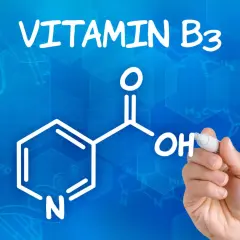 Die chemische Struktur von Vitamin B3, auch bekannt als Niacinamid, wird auf blauem Hintergrund mit Formeln und Graphen gezeichnet.