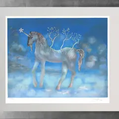 Jednorożec z drzewem wyrastającym z grzbietu i kwiatkiem na rogu, unoszący się na tle błękitnego, chmurnego nieba. Obraz oddaje cechy surrealizmu.