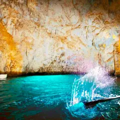 Giro in barca nella grotta dello smeraldo Amalfi, l'acqua cristallina illumina le rocce.