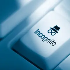 Klawisz z ikoną szpiega i napisem "Incognito" symbolizuje tryb incognito, zapewniający prywatność w sieci.