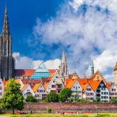 Ulm mit seinem beeindruckenden Münster und malerischen Fachwerkhäusern – ein Ort, der zu den besten Urlaubsziele zählt.