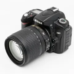 Nikon D90 z obiektywem 18-105mm VR. Aparat cyfrowy z licznymi funkcjami, idealny do nauki fotografii.
