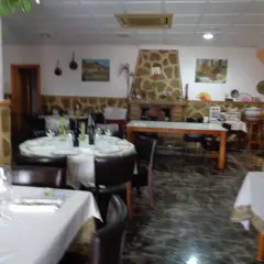 Mesas puestas en un acogedor restaurante, ideal para saber donde comer en Lucainena de las Torres.