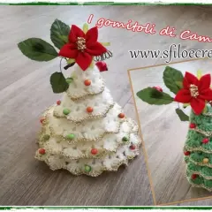 Schema albero di natale uncinetto: due alberelli decorati con palline colorate e una stella rossa in cima.