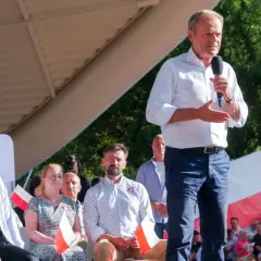 Donald Tusk przemawia w Koszalinie do zgromadzonego tłumu. Na banerze widnieje napis "600 zł".