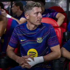 Robert Lewandowski w stroju Barcelony, z bandażem na dłoni, czeka na swoją szansę w dzisiejszym meczu.