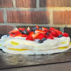 En vacker pavlova med lemoncurd och färska bär. Perfekt för sommaren!