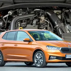 Pomarańczowa Skoda Fabia IV z widocznym silnikiem pod maską.