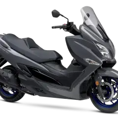 Szary skuter Suzuki Burgman 400, idealny do miasta. Zastanawiasz się nad jego spalaniem?