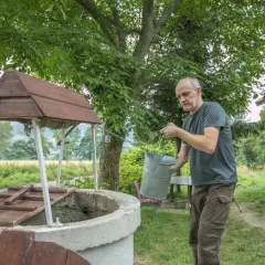 Mężczyzna czerpie wodę z **studni głębinowej**. Posiadanie takiej studni wymaga odpowiedniego **pozwolenia**.