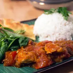 En smakrik chicken karahi med ris, sallad och naanbröd. En härlig måltid!