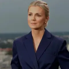 Joanna Dunikowska-Paź, znana z Wikipedii, w granatowej marynarce na tle miasta.