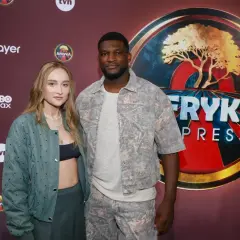 Izu Ugonoh z żoną na ściance.