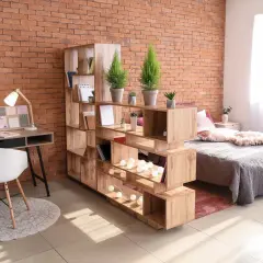 Étagère modulable pour séparer une pièce en deux sans travaux. Elle crée un espace bureau et un coin nuit cosy.