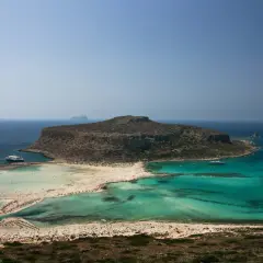 Traumhafte Lagune mit türkisfarbenem Wasser und Sandbänken, ein versteckter Schatz auf Kreta. Entdecken Sie die Geheimtipps!