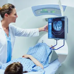 Ärztin erklärt CT-Aufnahme eines Bauches. So wird in der Radiologie untersucht, was im Körper vor sich geht.